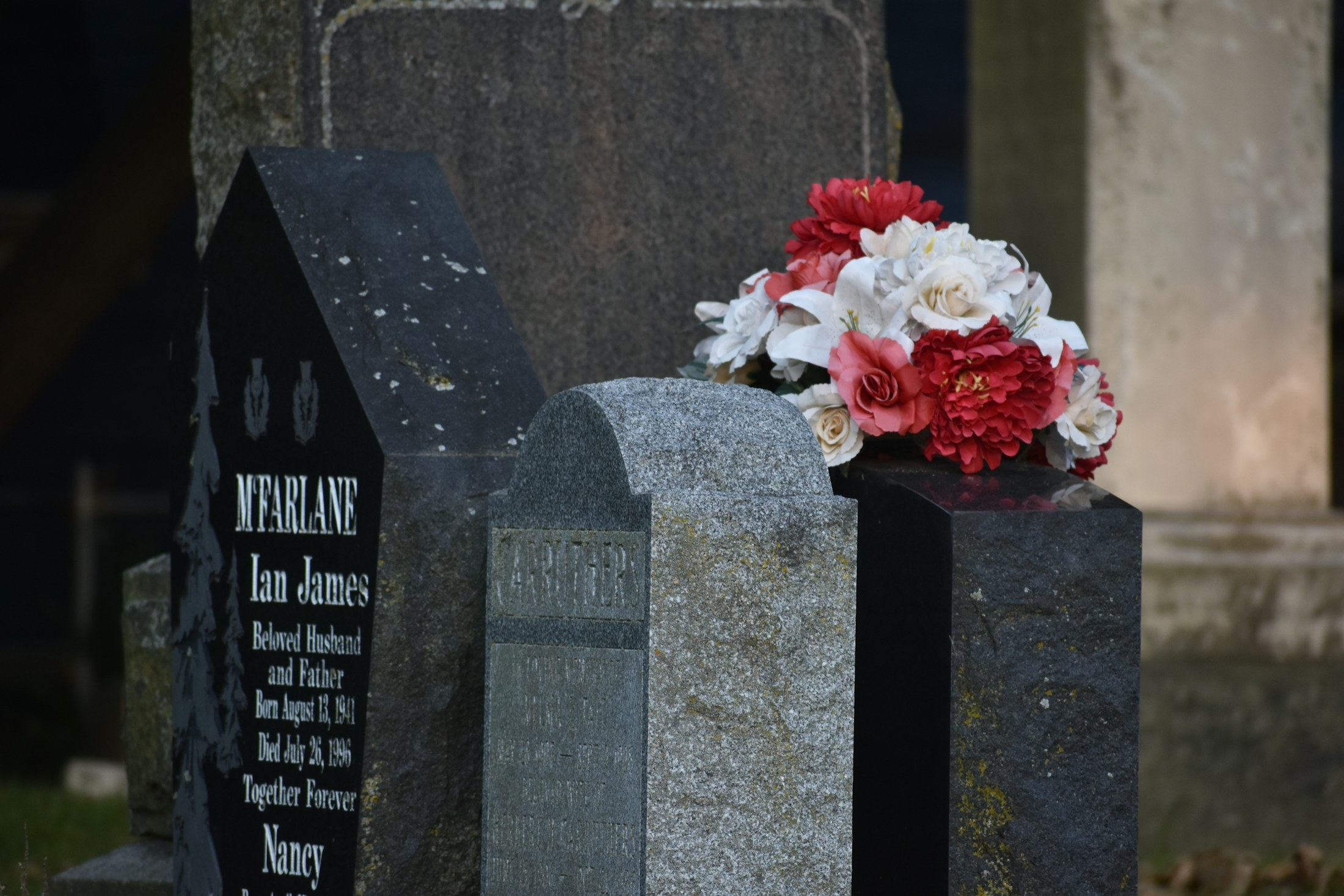 Des fleurs déposées dans un lieu de mémoire