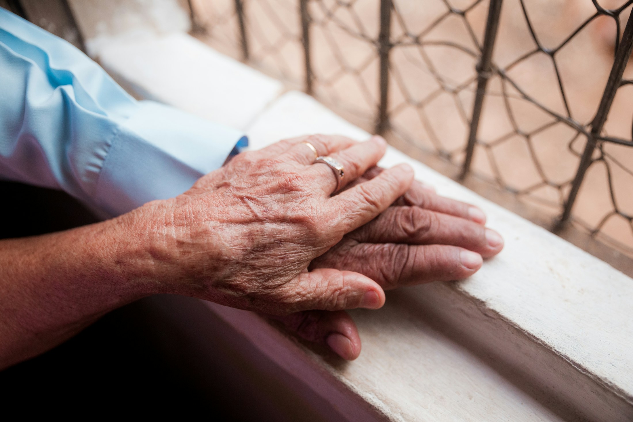 Deux générations se tenant les mains